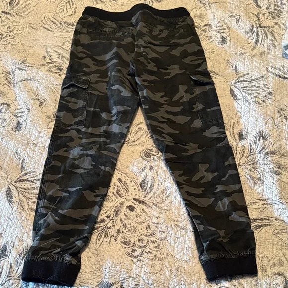 Forever 21 Men's Black and Gray Camo Twill Jogger - Picture 3 of 8
